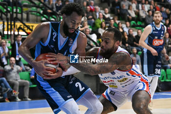 2023-11-19 - Tyler Ennis ( GeVi Napoli Basket ) competes for the ball with Harrison D'Angelo ( Nutribullet Treviso Basket ) - NUTRIBULLET TREVISO BASKET VS GEVI NAPOLI BASKET - ITALIAN SERIE A - BASKETBALL