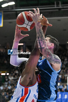 2023-11-19 - Tomislav Zubcic ( GeVi Napoli Basket ) competes for the ball with Pauly Paulicap ( Nutribullet Treviso Basket ) - NUTRIBULLET TREVISO BASKET VS GEVI NAPOLI BASKET - ITALIAN SERIE A - BASKETBALL