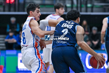 2023-11-19 - Tyler Ennis ( GeVi Napoli Basket ) thwarted by Alessandro Zanelli ( Nutribullet Treviso Basket ) - NUTRIBULLET TREVISO BASKET VS GEVI NAPOLI BASKET - ITALIAN SERIE A - BASKETBALL