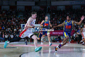 2023-11-19 - Sean Mcdermott #22 of Pallacanestro Varese OpenJobMetis (L) seen in action with Gerald Robinson #22 of Givova Scafati Basket (R) during LBA Lega Basket A 2023/24 Regular Season game between Pallacanestro Varese OpenJobMetis and Givova Scafati Basket at Itelyum Arena, Varese, Italy on November 19, 2023 - OPENJOBMETIS VARESE VS GIVOVA SCAFATI - ITALIAN SERIE A - BASKETBALL