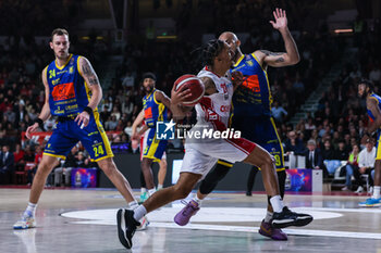 2023-11-19 - Olivier Hanlan #21 of Pallacanestro Varese OpenJobMetis (C) seen in action with David Logan #19 of Givova Scafati Basket (R) and John Richard Nunge #24 of Givova Scafati Basket (L) during LBA Lega Basket A 2023/24 Regular Season game between Pallacanestro Varese OpenJobMetis and Givova Scafati Basket at Itelyum Arena, Varese, Italy on November 19, 2023 - OPENJOBMETIS VARESE VS GIVOVA SCAFATI - ITALIAN SERIE A - BASKETBALL