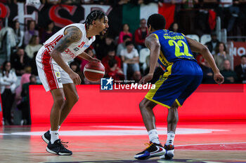 2023-11-19 - Olivier Hanlan #21 of Pallacanestro Varese OpenJobMetis (L) competes for the ball against Gerald Robinson #22 of Givova Scafati Basket (R) during LBA Lega Basket A 2023/24 Regular Season game between Pallacanestro Varese OpenJobMetis and Givova Scafati Basket at Itelyum Arena, Varese, Italy on November 19, 2023 - OPENJOBMETIS VARESE VS GIVOVA SCAFATI - ITALIAN SERIE A - BASKETBALL