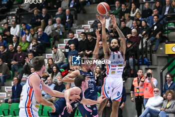 2023-12-03 - Three-point shot of Kyran Bowman ( Nutribullet Treviso Basket ) - NUTRIBULLET TREVISO BASKET VS HAPPY CASA BRINDISI - ITALIAN SERIE A - BASKETBALL