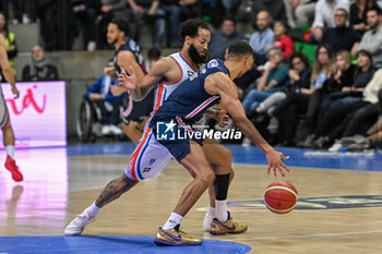 2023-12-03 - Jamel Morris ( Happy Casa Brindisi ) thwarted by Kyran Bowman ( Nutribullet Treviso Basket ) - NUTRIBULLET TREVISO BASKET VS HAPPY CASA BRINDISI - ITALIAN SERIE A - BASKETBALL