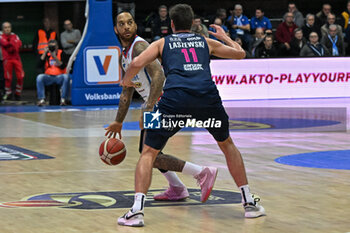 2023-12-03 - D'Angelo Harrison ( Nutribullet Treviso Basket ) thwarted bt Nate Laszewski ( Happy Casa Brindisi ) - NUTRIBULLET TREVISO BASKET VS HAPPY CASA BRINDISI - ITALIAN SERIE A - BASKETBALL