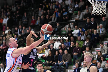 2023-12-03 - Fight under the basket of Osvaldas Olisevicius ( Nutribullet Treviso Basket ) - NUTRIBULLET TREVISO BASKET VS HAPPY CASA BRINDISI - ITALIAN SERIE A - BASKETBALL