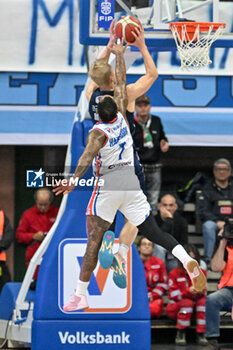 2023-12-03 - Fight under the basket of D'Angelo Harris ( Nutribullet Treviso Basket ) and Jones Riismaa ( Happy Casa Brindisi ) - NUTRIBULLET TREVISO BASKET VS HAPPY CASA BRINDISI - ITALIAN SERIE A - BASKETBALL