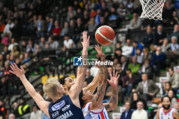 2023-12-03 - Fight under the basket of Justin Robinson ( Nutribullet Treviso Basket ) - NUTRIBULLET TREVISO BASKET VS HAPPY CASA BRINDISI - ITALIAN SERIE A - BASKETBALL