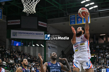 2023-12-03 - Sospension shot of Kyran Bowman ( Nutribullet Treviso Basket ) - NUTRIBULLET TREVISO BASKET VS HAPPY CASA BRINDISI - ITALIAN SERIE A - BASKETBALL