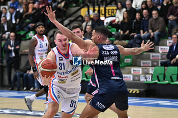 2023-12-03 - Fight under the basket of Osvaldas Olisevicius ( Nutribullet Treviso Basket ) with Morris Jamel ( Happy Casa Brindisi ) - NUTRIBULLET TREVISO BASKET VS HAPPY CASA BRINDISI - ITALIAN SERIE A - BASKETBALL