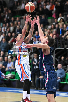 2023-12-03 - Sospension shot of Justin Robinson ( Nutribullet Treviso Basket ) - NUTRIBULLET TREVISO BASKET VS HAPPY CASA BRINDISI - ITALIAN SERIE A - BASKETBALL