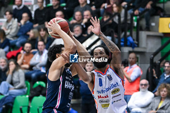 2023-12-03 - Duel for the ball with Kyran Bowman ( Nutribullet Treviso Basket ) - NUTRIBULLET TREVISO BASKET VS HAPPY CASA BRINDISI - ITALIAN SERIE A - BASKETBALL