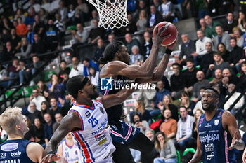 2023-12-03 - Duel for the ball under the basket with Terry Allen ( Nutribullet Treviso Basket ) - NUTRIBULLET TREVISO BASKET VS HAPPY CASA BRINDISI - ITALIAN SERIE A - BASKETBALL