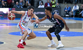 2023-12-03 - Alessandro Zanelli, captain of ( Nutribullet Treviso Basket ), opposed by Loren Jackson ( Happy Casa Brindisi ) - NUTRIBULLET TREVISO BASKET VS HAPPY CASA BRINDISI - ITALIAN SERIE A - BASKETBALL