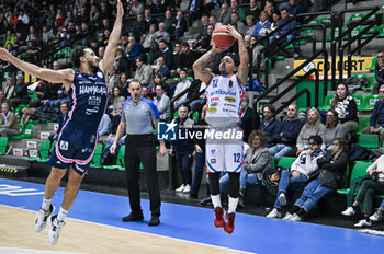 2023-12-03 - Three-point shot of Justin Robinson ( Nutribullet Treviso Basket ) - NUTRIBULLET TREVISO BASKET VS HAPPY CASA BRINDISI - ITALIAN SERIE A - BASKETBALL