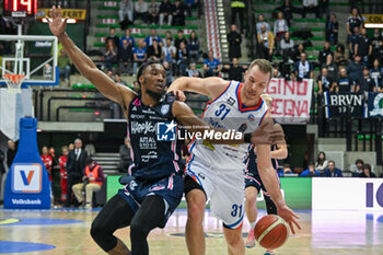 2023-12-03 - Osvaldas Olisevicius ( Nutribullet Treviso Basket ) thwarted by Sneed Xavier ( Happy Casa Brindisi ) - NUTRIBULLET TREVISO BASKET VS HAPPY CASA BRINDISI - ITALIAN SERIE A - BASKETBALL