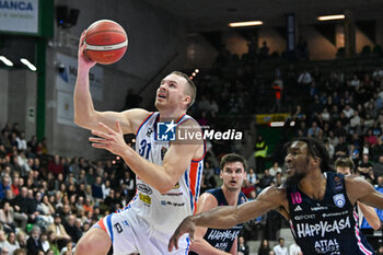 2023-12-03 - Sospension shot of Osvaldas Olisevicius ( Nutribullet Treviso Basket ) - NUTRIBULLET TREVISO BASKET VS HAPPY CASA BRINDISI - ITALIAN SERIE A - BASKETBALL