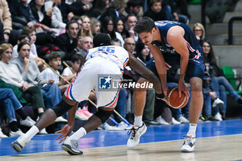 2023-12-03 - Duel for the ball between Terry Allen ( Nutribullet Treviso Basket ) and Tommaso Laquintana ( Happy Casa Brindisi ) - NUTRIBULLET TREVISO BASKET VS HAPPY CASA BRINDISI - ITALIAN SERIE A - BASKETBALL