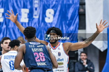 2023-12-03 - Jordan Bayer ( Happy Casa Brindisi ) contrasted by Pauly Paulicap ( Nutribullet Treviso Basket ) - NUTRIBULLET TREVISO BASKET VS HAPPY CASA BRINDISI - ITALIAN SERIE A - BASKETBALL