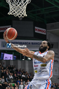 2023-12-03 - Underhand shot of Kyran Bowman ( Nutribullet Treviso Basket ) - NUTRIBULLET TREVISO BASKET VS HAPPY CASA BRINDISI - ITALIAN SERIE A - BASKETBALL