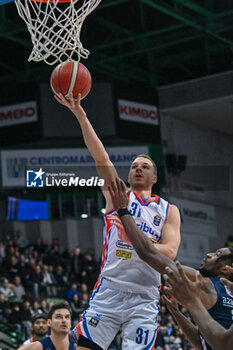 2023-12-03 - Sospension shot of Osvaldas Olisevicius ( Nutribullet Treviso Basket ) - NUTRIBULLET TREVISO BASKET VS HAPPY CASA BRINDISI - ITALIAN SERIE A - BASKETBALL