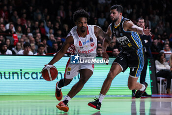 2023-12-03 - Vinnie Shahid #0 of Pallacanestro Varese OpenJobMetis (L) competes for the ball against Marcus Zegarowski #3 of Vanoli Basket Cremona (R) during LBA Lega Basket A 2023/24 Regular Season game between Pallacanestro Varese OpenJobMetis and Vanoli Basket Cremona at Itelyum Arena, Varese, Italy on December 03, 2023 - OPENJOBMETIS VARESE VS VANOLI BASKET CREMONA - ITALIAN SERIE A - BASKETBALL