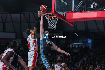 2023-12-03 - Grant Golden #33 of Vanoli Basket Cremona (R) seen in action with Willie Cauley-Stein #2 of Pallacanestro Varese OpenJobMetis (L) during LBA Lega Basket A 2023/24 Regular Season game between Pallacanestro Varese OpenJobMetis and Vanoli Basket Cremona at Itelyum Arena, Varese, Italy on December 03, 2023 - OPENJOBMETIS VARESE VS VANOLI BASKET CREMONA - ITALIAN SERIE A - BASKETBALL