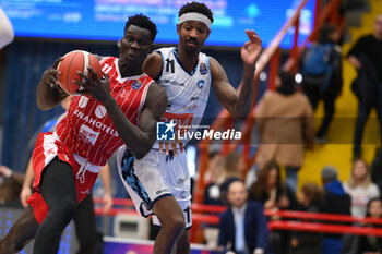 2023-12-10 - Mohamed Faye of Unahotels Reggio Emilia and Tariq Owens of GeVi Napoli Basket during the match - GEVI NAPOLI BASKET VS UNAHOTELS REGGIO EMILIA - ITALIAN SERIE A - BASKETBALL