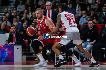 2023-12-17 - Stefano Tonut #7 of EA7 Emporio Armani Milan (L) competes for the ball against Olivier Hanlan #21 of Pallacanestro Varese OpenJobMetis (R) during LBA Lega Basket A 2023/24 Regular Season game between Pallacanestro Varese OpenJobMetis and EA7 Emporio Armani Milan at Itelyum Arena, Varese, Italy on December 17, 2023 - OPENJOBMETIS VARESE VS EA7 EMPORIO ARMANI MILANO - ITALIAN SERIE A - BASKETBALL