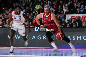 2023-12-17 - Stefano Tonut #7 of EA7 Emporio Armani Milan (R) seen in action with Gabe Brown #44 of Pallacanestro Varese OpenJobMetis (L) during LBA Lega Basket A 2023/24 Regular Season game between Pallacanestro Varese OpenJobMetis and EA7 Emporio Armani Milan at Itelyum Arena, Varese, Italy on December 17, 2023 - OPENJOBMETIS VARESE VS EA7 EMPORIO ARMANI MILANO - ITALIAN SERIE A - BASKETBALL