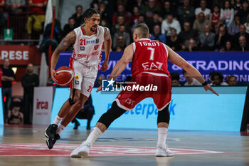 2023-12-17 - Olivier Hanlan #21 of Pallacanestro Varese OpenJobMetis (L) competes for the ball against Stefano Tonut #7 of EA7 Emporio Armani Milan (R) during LBA Lega Basket A 2023/24 Regular Season game between Pallacanestro Varese OpenJobMetis and EA7 Emporio Armani Milan at Itelyum Arena, Varese, Italy on December 17, 2023 - OPENJOBMETIS VARESE VS EA7 EMPORIO ARMANI MILANO - ITALIAN SERIE A - BASKETBALL