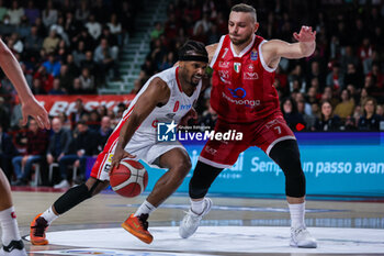 2023-12-17 - Vinnie Shahid #0 of Pallacanestro Varese OpenJobMetis (L) competes for the ball against Stefano Tonut #7 of EA7 Emporio Armani Milan (R) during LBA Lega Basket A 2023/24 Regular Season game between Pallacanestro Varese OpenJobMetis and EA7 Emporio Armani Milan at Itelyum Arena, Varese, Italy on December 17, 2023 - OPENJOBMETIS VARESE VS EA7 EMPORIO ARMANI MILANO - ITALIAN SERIE A - BASKETBALL