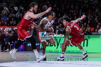 2023-12-17 - Olivier Hanlan #21 of Pallacanestro Varese OpenJobMetis (C) competes for the ball against Nicolo Melli #9 of EA7 Emporio Armani Milan (L) and Giordano Bortolani #3 of EA7 Emporio Armani Milan (R) during LBA Lega Basket A 2023/24 Regular Season game between Pallacanestro Varese OpenJobMetis and EA7 Emporio Armani Milan at Itelyum Arena, Varese, Italy on December 17, 2023 - OPENJOBMETIS VARESE VS EA7 EMPORIO ARMANI MILANO - ITALIAN SERIE A - BASKETBALL
