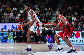 2023-12-17 - Skylar Spencer #7 of Pallacanestro Varese OpenJobMetis (L) seen in action with Kyle Hines #42 of EA7 Emporio Armani Milan (R) during LBA Lega Basket A 2023/24 Regular Season game between Pallacanestro Varese OpenJobMetis and EA7 Emporio Armani Milan at Itelyum Arena, Varese, Italy on December 17, 2023 - OPENJOBMETIS VARESE VS EA7 EMPORIO ARMANI MILANO - ITALIAN SERIE A - BASKETBALL