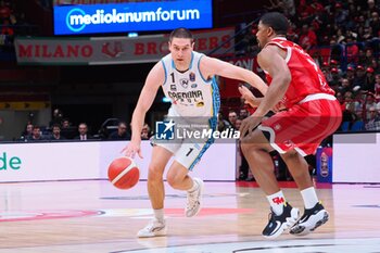 2023-12-24 - Nathan Adrian (Vanoli Basket Cremona) thwarted by Kyle Hines (EA7 Emporio Armani Olimpia Milano) - EA7 EMPORIO ARMANI MILANO VS VANOLI BASKET CREMONA - ITALIAN SERIE A - BASKETBALL