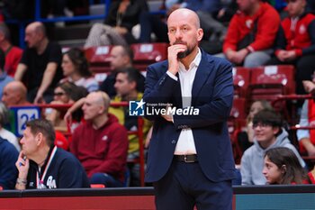 2023-12-24 - Demis Cavina, head coach Vanoli Basket Cremona - EA7 EMPORIO ARMANI MILANO VS VANOLI BASKET CREMONA - ITALIAN SERIE A - BASKETBALL