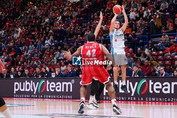 2023-12-24 - Davide Denegri (Vanoli Basket Cremona) & Kyle Hines (EA7 Emporio Armani Olimpia Milano) - EA7 EMPORIO ARMANI MILANO VS VANOLI BASKET CREMONA - ITALIAN SERIE A - BASKETBALL
