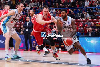 2023-12-24 - Trevor Lacey (Vanoli Basket Cremona) & Johannes Voigtmann (EA7 Emporio Armani Olimpia Milano) - EA7 EMPORIO ARMANI MILANO VS VANOLI BASKET CREMONA - ITALIAN SERIE A - BASKETBALL