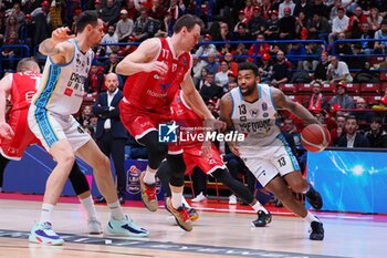 2023-12-24 - Trevor Lacey (Vanoli Basket Cremona) & Johannes Voigtmann (EA7 Emporio Armani Olimpia Milano) - EA7 EMPORIO ARMANI MILANO VS VANOLI BASKET CREMONA - ITALIAN SERIE A - BASKETBALL