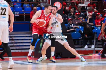 2023-12-24 - Johannes Voigtmann (EA7 Emporio Armani Olimpia Milano) & Simone Zanotti (Vanoli Basket Cremona) - EA7 EMPORIO ARMANI MILANO VS VANOLI BASKET CREMONA - ITALIAN SERIE A - BASKETBALL