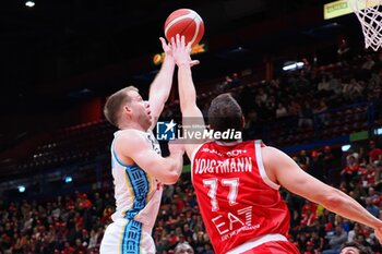 2023-12-24 - Wayne McCullough (Vanoli Basket Cremona) thwarted by Johannes Voigtmann (EA7 Emporio Armani Olimpia Milano) - EA7 EMPORIO ARMANI MILANO VS VANOLI BASKET CREMONA - ITALIAN SERIE A - BASKETBALL