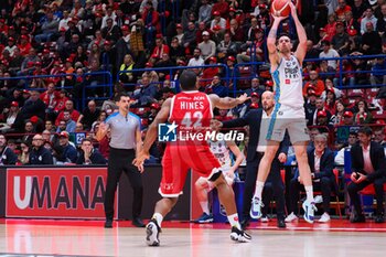 2023-12-24 - Simone Zanotti (Vanoli Basket Cremona) & Kyle Hines (EA7 Emporio Armani Olimpia Milano) - EA7 EMPORIO ARMANI MILANO VS VANOLI BASKET CREMONA - ITALIAN SERIE A - BASKETBALL