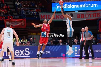 2023-12-24 - Paul Eboua (Vanoli Basket Cremona) & Kyle Hines (EA7 Emporio Armani Olimpia Milano) - EA7 EMPORIO ARMANI MILANO VS VANOLI BASKET CREMONA - ITALIAN SERIE A - BASKETBALL