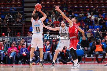 2023-12-24 - Davide Denegri (Vanoli Basket Cremona) 3 points shoot - EA7 EMPORIO ARMANI MILANO VS VANOLI BASKET CREMONA - ITALIAN SERIE A - BASKETBALL