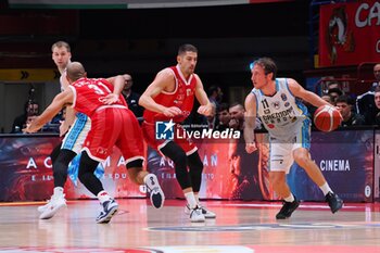 2023-12-24 - Davide Denegri (Vanoli Basket Cremona) & Diego Flaccadori (EA7 Emporio Armani Olimpia Milano) - EA7 EMPORIO ARMANI MILANO VS VANOLI BASKET CREMONA - ITALIAN SERIE A - BASKETBALL