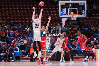 2023-12-24 - Wayne McCullough (Vanoli Basket Cremona) 3 points shoot - EA7 EMPORIO ARMANI MILANO VS VANOLI BASKET CREMONA - ITALIAN SERIE A - BASKETBALL