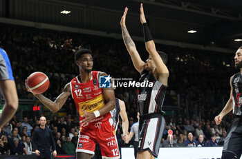 2023-12-30 - Quincy Ford (Carpegna Prosciutto Pesaro) in action thwarted by Iffe Lundberg (Segafredo Virtus Bologna) during the LBA italian A1 series basketball championship match Segafredo Virtus Bologna Vs. Carpegna Prosciutto Pesaro at Segafredo Arena, Bologna, Italy, December 30, 2023 - Photo: Michele Nucci - VIRTUS SEGAFREDO BOLOGNA VS CARPEGNA PROSCIUTTO PESARO - ITALIAN SERIE A - BASKETBALL