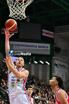 2023-12-30 - Shot under the basket of Olivesicius Osvaldas ( Nutribullet Treviso Basket ) - NUTRIBULLET TREVISO BASKET VS ESTRA PISTOIA - ITALIAN SERIE A - BASKETBALL