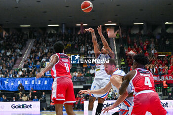 2023-12-30 - Suspension shot of Justin Robinson ( Nutribullet Treviso Basket ) - NUTRIBULLET TREVISO BASKET VS ESTRA PISTOIA - ITALIAN SERIE A - BASKETBALL