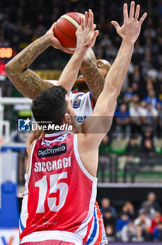 2023-12-30 - Harrison D'Angelo ( Nutribullet Treviso Basket ) thwarted by Lorenzo Taccagni ( Estra Pistoia ) - NUTRIBULLET TREVISO BASKET VS ESTRA PISTOIA - ITALIAN SERIE A - BASKETBALL